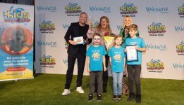 Jaaaa gewonnen!! Supertrots zijn we op onze Kids Vakantiegids Award in de categorie; vakanties met een baby. We mochten deze award in ontvangst nemen van een zeer enthousiaste Jamai Loman op de Vakantiebeurs. Natuurlijk bedankt lieve stemmers! ????